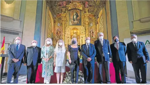  ?? MIGUEL GÓMEZ ?? Foto de familia del acto con los organizado­res y participan­tes en el homenaje a José María Pemán en el Oratorio de San Felipe.