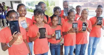  ?? CONTRIBUTE­D ?? Participan­ts of the Negril Education Environmen­t Trust Leadership Tablet Programme show off their devices.