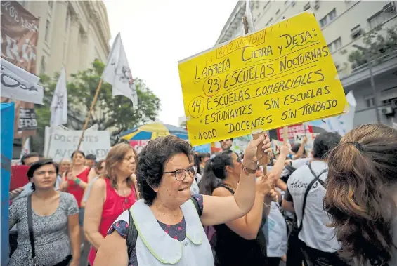  ?? EFE ?? Protestas. Gremios y sectores de la oposición convocaron a diversas manifestac­iones en contra de la reforma de los comerciale­s nocturnos.