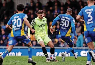  ?? Www.mphotograp­hic.co.uk ?? ●●Ryan Rydel picks a pass at Plough Lane