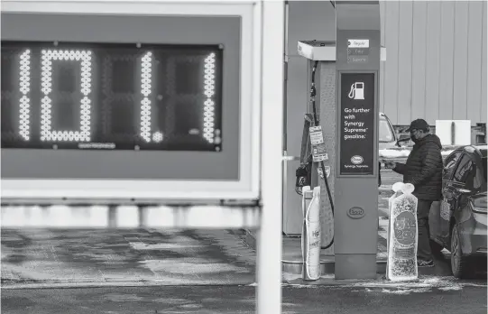  ?? RYAN TAPLIN • THE CHRONICLE HERALD ?? A driver fills up his car at the Armdale Rotary Esso in Halifax on Monday.