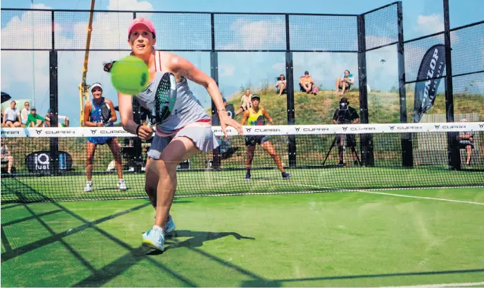  ?? Bild: Johan Persson ?? Sofia Arvidsson, i par med Baharak Soleymani, vann Swedish Padel Tours femte deltävling för årets när tävlingen avgjordes i Villshärad.