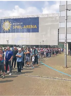  ?? FOTO: LÖHR ?? So sah es eine Minute vor Spielbegin­n vor der Merkur Spiel-Arena aus. Eine lange Schlange geduldig wartender Fans.