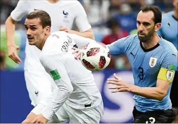  ?? (Photo AFP) ?? Demain soir, Antoine Griezmann ne recroisera pas la route de son ami Diego Godin, blessé, comme lors du quart de finale du dernier mondial (2-0).