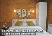  ??  ?? La chambre Rustique doit son nom au bois bien mis en évidence.