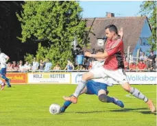  ?? FOTO: KARL-HEINZ BODON ?? Fulgenstad­ts Angreifer Felix Frauenhoff­er (vorne) im Zweikampf mit Bingens Maximilian Schneider.