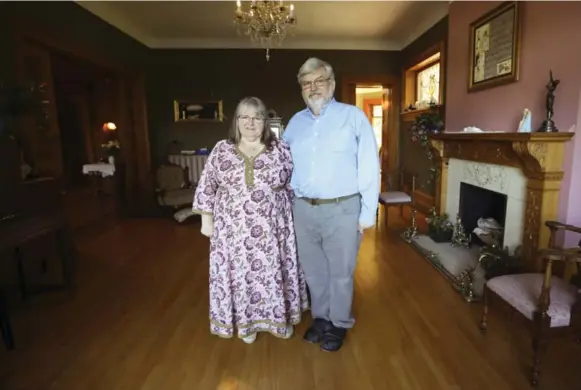  ?? RANDY RISLING/TORONTO STAR ?? Linda and Patrick Boyle in their Smith Falls, Ont. home awaiting the arrival of their son, daughter-in-law and three grandchild­ren who were rescued by the Pakistani army on Wednesday.