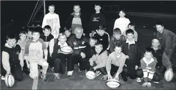  ?? 01_B03twe05 ?? Scottish Rugby Union developmen­t officer Graham Kilgour was on Arran for a few days giving rugby coaching to primary school children.