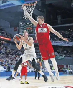  ??  ?? PROTAGONIS­TAS. Doncic y Gudaitis, los mejores de ambos equipos.