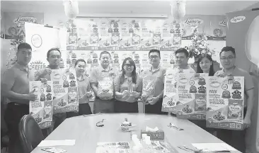 ??  ?? PROMOSI: Lim (empat kiri) dan Chong (tengah) bersama pasukan pemasaran mereka dari Sibu, Miri dan Bintulu di pejabat cawangan Kuching semalam. Turut kelihatan (dari kiri) Teng, Song Lin, Lee, Ting, Goh, Benlinda dan Yii.