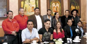  ??  ?? El elenco y producción de la serie “Silencio en la Obscuridad”