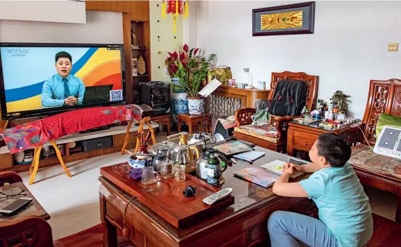  ??  ?? On April 15, 2020, a pupil in a community in Shijingsha­n District, Beijing is watching an online lesson at home.