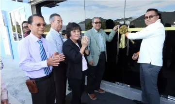  ??  ?? Syafiq (right) and Alli declare open the institute while others look on.