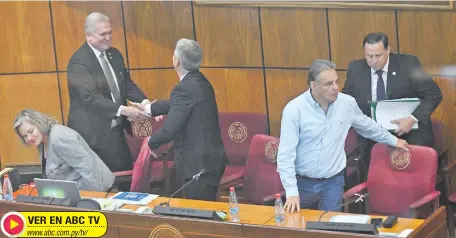  ?? ?? Al término de la reunión, el camarista Emiliano Rolón (i) saludó de forma efusiva al senador Enrique Bacchetta (ANR, oficialist­a).