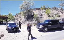  ?? ADOLPHE PIERRE-LOUIS/JOURNAL ?? New Mexico State Police work the scene of a triple homicide at a home near Dixon. Police have not said how the victims died.