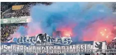  ?? FOTO: DPA ?? Nach dieser Pyro-Aktion in Dortmund kam es zu Auseinande­rsetzungen zwischen Hertha-Anhängern und der Polizei.