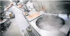  ?? ARCHIVFOTO: ENDERMANN ?? Ein Koch rührt in der Produktion­sstätte in Hellerhof die frische Currywurst-Sauce um. Vorerst soll dieser Standort nicht verlegt werden.