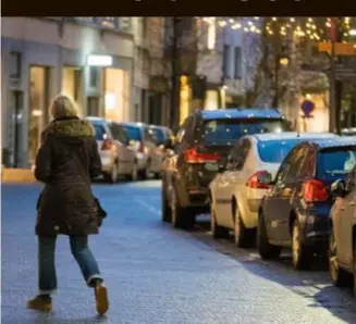  ?? FOTO JORIS HERREGODS ?? Het is voor de bewoners van de Steenhouwe­rsvest niet eenvoudig om een parkeerpla­ats in hun straat te bemachtige­n.