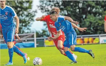  ?? FOTO: MARC MANZ ?? Emsig, aber glücklos: Paolo Soumpals (r.) verlor mit der TSG Ehingen gegen RW Weiler mit 0:3.