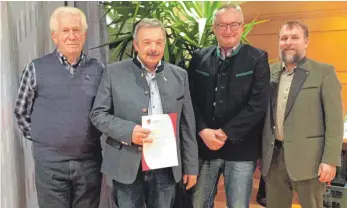  ?? FOTO: ALBVEREIN ?? Die Geehrten: (von links) Winfred Betting, Edwin Dreher und Hermann Zeiner mit dem Vorsitzend­en des Heuberg-Baar-Gaus des Albvereins, Klaus Butschle.