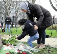  ?? AFP ?? Utrechter legen Blumen für die Getöteten nieder.