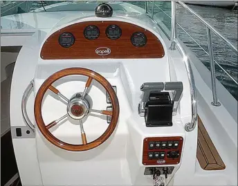  ??  ?? Console de pilotage Celle-ci fait dans la simplicité la plus absolue, ce qui lui permet de ne pas paraître trop datée aujourd’hui. Une seconde version a néanmoins vu les boiseries remplacées par un plastique noir plus neutre.