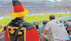  ?? FOTO: MARCIO MACHADO/IMAGO ?? Die rund 3000 deutschen Anhänger sorgten beim Auftaktspi­el der DFB-Elf gegen Japan nur zeitweise für Stimmung.