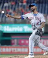  ?? AP ?? José Reyes lanzó en relevo ayer para los Mets y cedió seis carreras.