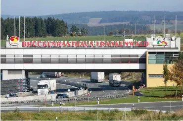  ?? Foto: dpa/David Ebener ?? Weithin bekannt: die Raststätte Frankenwal­d an der bayerisch-thüringisc­hen Grenze. Für die Gegend ringsum haben sich nach 1990 die Hoffnungen nicht erfüllt.