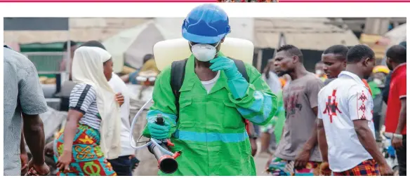  ?? ANSA ?? Un uomo fumiga per cercare di fermare la diffusione del virus in un mercato di Accra, Ghana