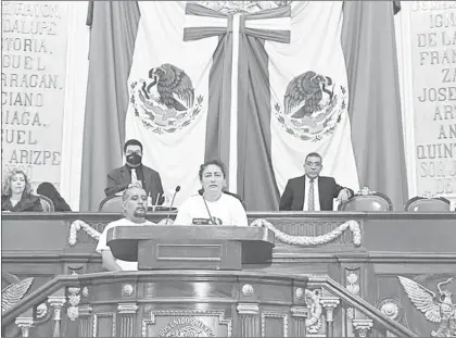  ?? ?? ▲ María Elvira Canchola, madre de Sofía y Esmeralda, quienes murieron al caer a una coladera abierta en Iztacalco, acompañada de su esposo Víctor Arturo Barrios, acudió ayer al Congreso de la Ciudad de México a exigir justicia. Foto La Jornada