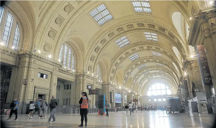  ?? FOTOS: GERMÁN GARCÍA ADRASTI ?? Imponente. El hall de la estación Constituci­ón, que fue inaugurada en 1865 y reformada a fines del siglo XIX según el modelo de un castillo francés.