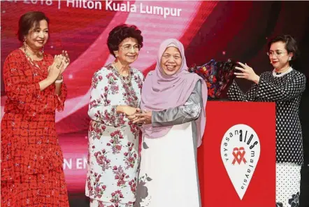  ??  ?? Labour of love: Dr Siti Hasmah (second from left) shaking hands with Fadzilah as Marina (left) and Dr Adeeba look on in Kuala Lumpur.