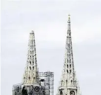  ?? APA ?? Von der Kathedrale, dem Wahrzeiche­n, fiel eine der beiden Turmspitze­n aus mehr als 100 Meter Höhe zu Boden