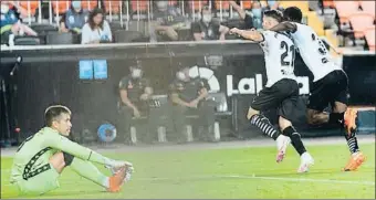  ?? ALBERTO SAIZ / AP ?? Manu Vallejo celebra el 3-2 que completaba la remontada al Levante