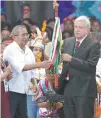  ??  ?? Ceremonia ancenstral.
En su toma de protesta como Presidente, Andrés Manuel López Obrador recibió el bastón de mando de un grupo de indígenas.