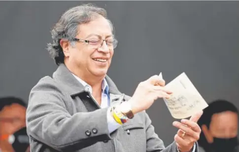  ?? // EFE ?? El izquierdis­ta Gustavo Petro, que muestra su papeleta, alertó ayer sobre cualquier intento de fraude