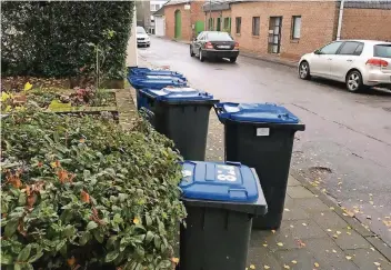  ?? FOTO: KOPP (ARCHIV) ?? Die Müllabfuhr schiebt Tonnen nach der Leerung oft kreuz und quer an den Rand. Aufmerksam­e Nachbarn könnten helfen, Hinderniss­e auf Gehwegen möglichst schnell zu beseitigen.