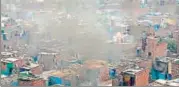  ?? NYT FILE ?? Smoke that billows out of burning garbage envelops an area near Bhalswa landfill in New Delhi.