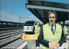  ?? JAUME SELLART / EFE ?? El ministro Íñigo de la Serna, ayer, en la futura estación de Cambrils