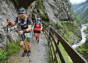  ?? Fotos: Oliver Reiser, Familie Fiedler ?? Mit Stock über Stock und Stein. Zwischen wuchtigen Bergen und und tiefen Tälern fühlen sich Kai und Sylvia Fiedler wohl. Da kann der Ultratrail gar nicht lange genug sein.