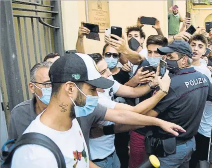  ?? FOTO: EFE ?? Luis Suárez, ayer a la salida de la Universida­d de Perugia, donde hizo el examen de italiano para lograr la doble nacionalid­ad