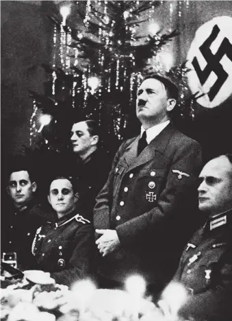  ?? LA RAZÓN ?? Adolf Hitler delante de un árbol de navidad, que sí considerab­a «germano»
