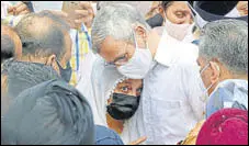  ?? ANI ?? Former J&K CM Omar Abdullah consoling the family of senior NC leader TS Wazir in Jammu on Saturday.