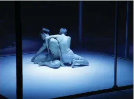  ?? FOTO: JOHANNA NUUTINEN ?? Jenna Broas och Oskari Nyyssöläs dans i Johanna Nuutinens verk Anon är både sensuell och stark.