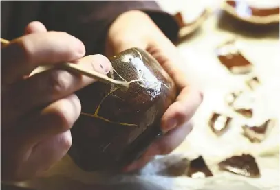  ?? ?? Nakamura restores a cup with the kintsugi technique using materials mainly from the Hokuriku region.