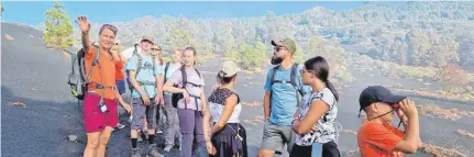  ?? FOTOS: SCHULZE ?? Alles schwarz: Lotte von Lignau führt Touristen auf La Palma ins Sperrgebie­t rund um den Krater.
