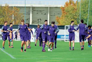  ??  ?? I Viola durante una seduta d’allenament­o ai Campini, dietro l’Artemio Franchi