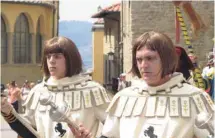  ??  ?? Les costumes du Giostra del Saraceno ont été taillés pour la plupart en 1992, à Rome. Il y en a environ un demi-millier.