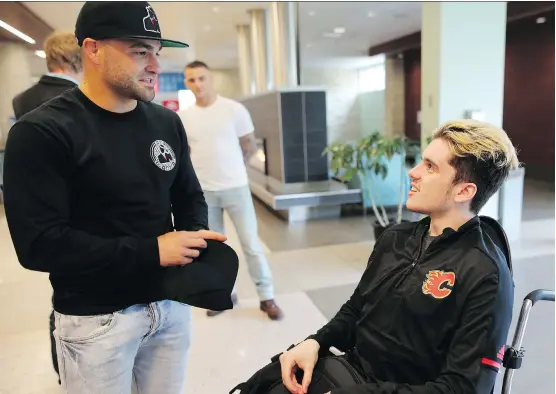  ?? LEAH HENNEL ?? UFC fighter Eddie Alvarez enjoyed a lighter moment with Humboldt Broncos hockey player Ryan Straschnit­zki Wednesday at Foothills Medical Centre during his tour of Calgary.